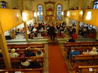 Kammerorchester spielt im Kirchenraum